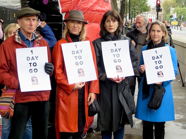 Campaigners marking Shaker Aamer's 5000th day in Guantanamo outside 10 Downing Street on October 24, 2015. From L to R: Chris Tranchell, Joanne MacInnes, Harriet Walter and Tania Mathias MP (Photo: Andy Worthington).