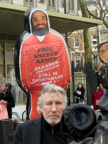 Music legend Roger Waters (ex-Pink Floyd) supports We Stand With Shaker at the US Embassy on February 13, 2015 (Photo: Andy Worthington).